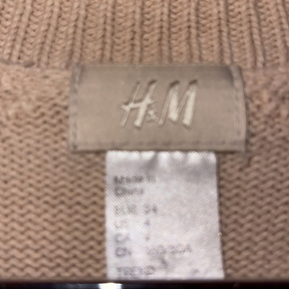 Size 4 pale pink H&M v-neck sweater. - Picture 2 of 2